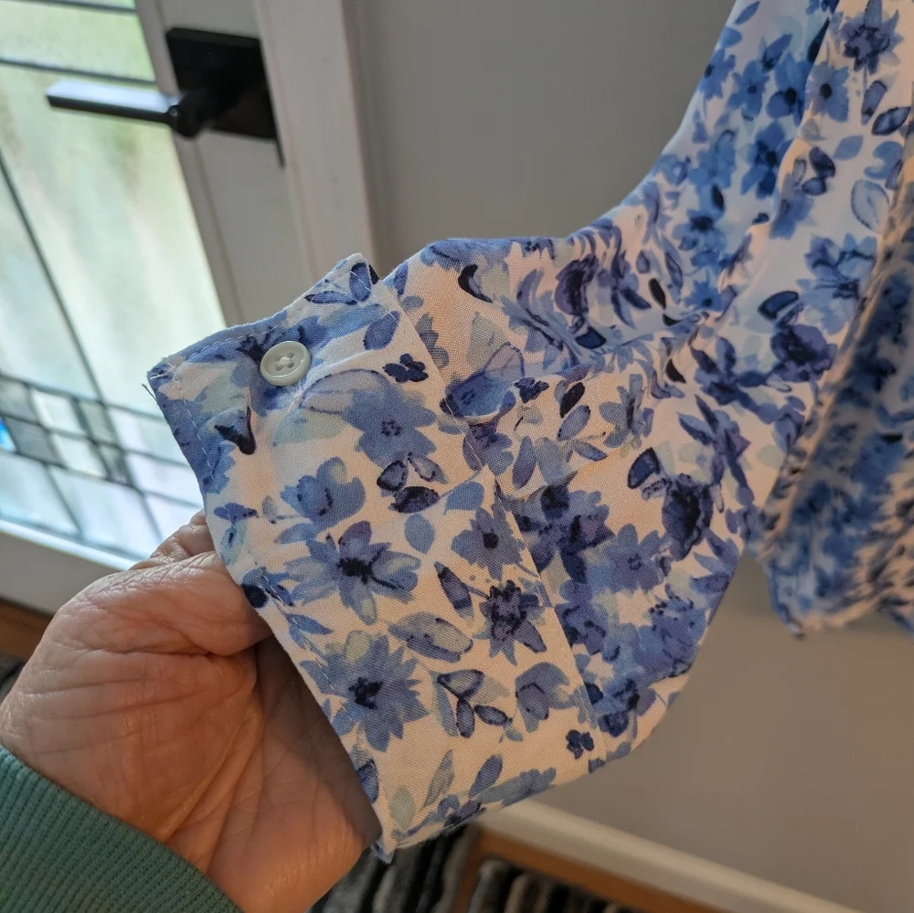 Floral Blue and White Button-Up Blouse - Picture 5 of 7